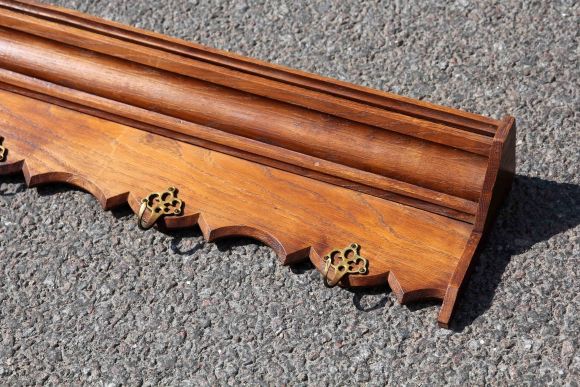 Очень длинная, антикварная, дубовая полка с крючками