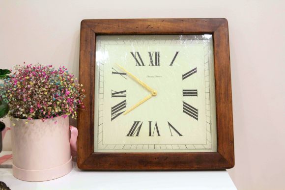 Интерьерные настенные часы в деревянной оправе. Италия. 