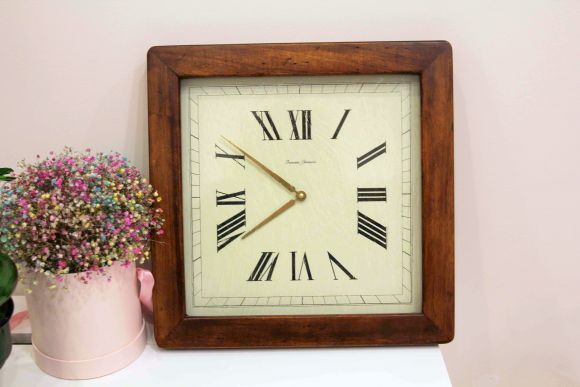 Интерьерные настенные часы в деревянной оправе. Италия. 
