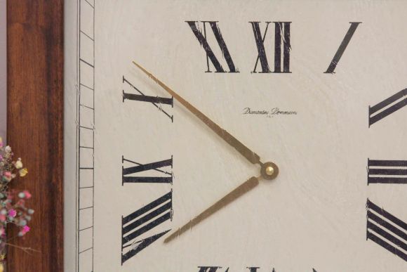 Интерьерные настенные часы в деревянной оправе. Италия. 