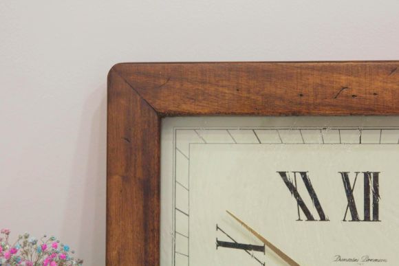 Интерьерные настенные часы в деревянной оправе. Италия. 