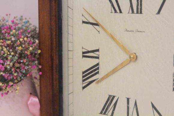 Интерьерные настенные часы в деревянной оправе. Италия. 