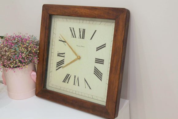 Интерьерные настенные часы в деревянной оправе. Италия. 
