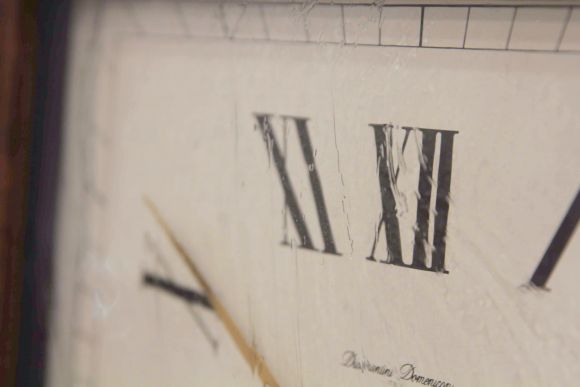 Интерьерные настенные часы в деревянной оправе. Италия. 