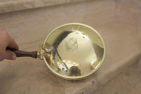 Молчаливый дворецкий - отполированный и блестящий 