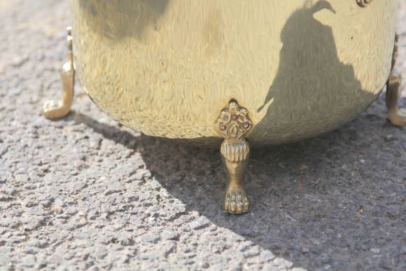 Старинное латунное кашпо на ножках.