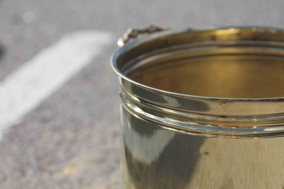 Старинное латунное кашпо на ножках.