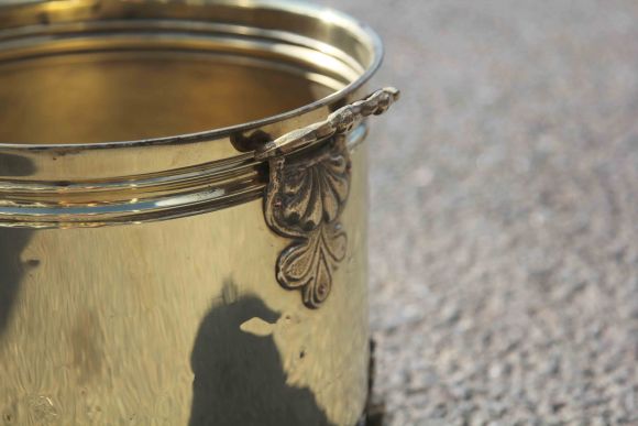 Старинное латунное кашпо на ножках.