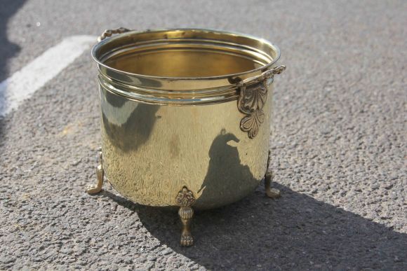 Старинное латунное кашпо на ножках.