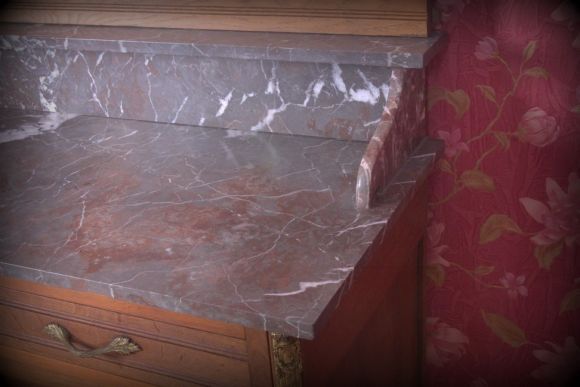 Антикварный комод из орехa в стиле Людовика XV с мраморной столешницей