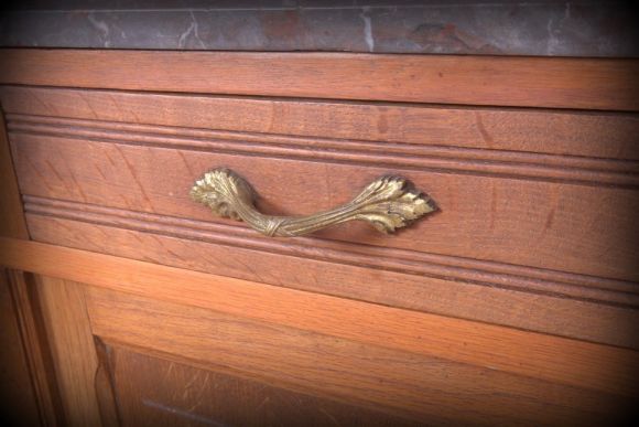 Антикварный комод из орехa в стиле Людовика XV с мраморной столешницей