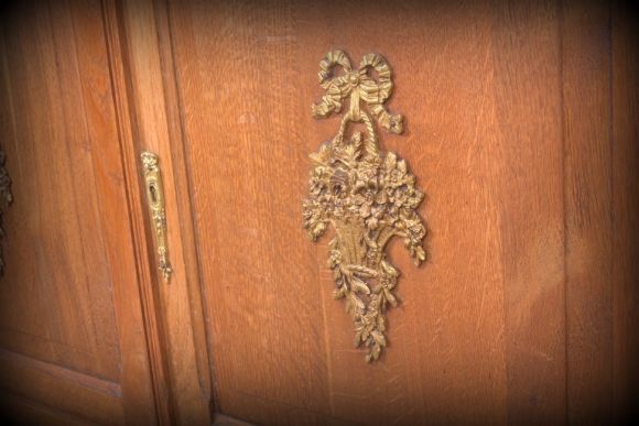 Антикварный комод из орехa в стиле Людовика XV с мраморной столешницей