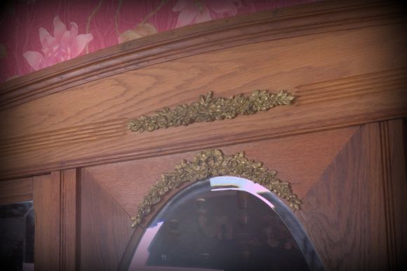 Антикварный комод из орехa в стиле Людовика XV с мраморной столешницей