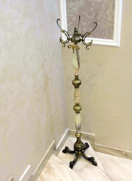 Изысканная антикварная напольная вешалка с ониксом