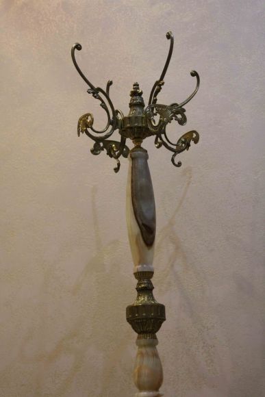 Изысканная антикварная напольная вешалка с ониксом