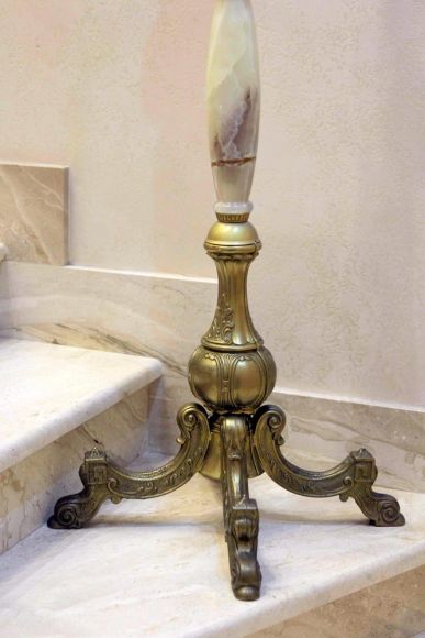 Изысканная антикварная напольная вешалка с ониксом