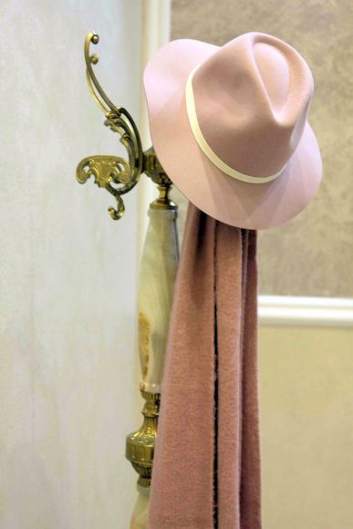 Изысканная антикварная напольная вешалка с ониксом