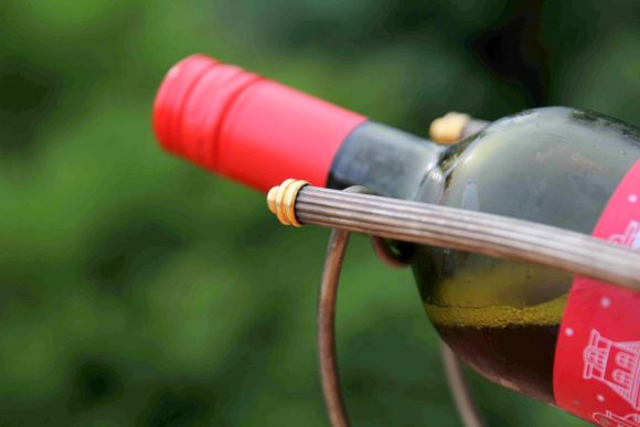 Оригинальная подставка под винную бутылку