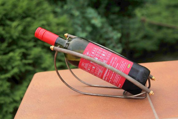 Оригинальная подставка под винную бутылку