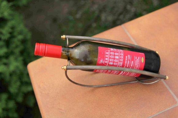 Оригинальная подставка под винную бутылку