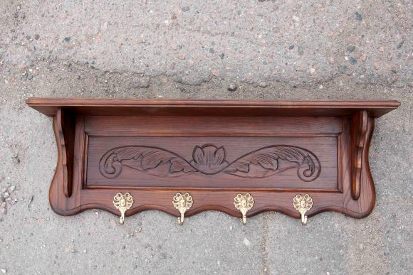 Очаровательная  дубовая полка с 4 крючками.