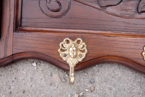 Очаровательная  дубовая полка с 4 крючками.