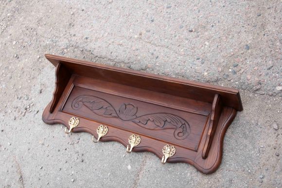 Очаровательная  дубовая полка с 4 крючками.