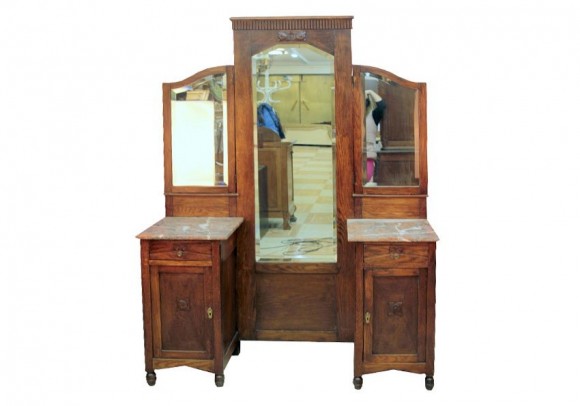 Старинное дубовое трюмо с двумя тумбочками .Европа. Начало 20 века