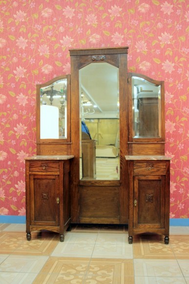 Старинное дубовое трюмо с двумя тумбочками .Европа. Начало 20 века