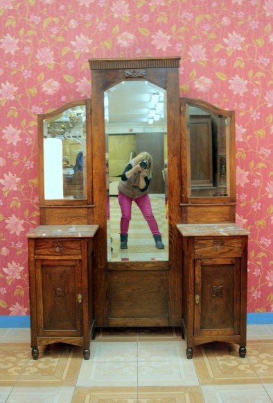 Старинное дубовое трюмо с двумя тумбочками .Европа. Начало 20 века