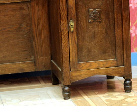 Старинное дубовое трюмо с двумя тумбочками .Европа. Начало 20 века