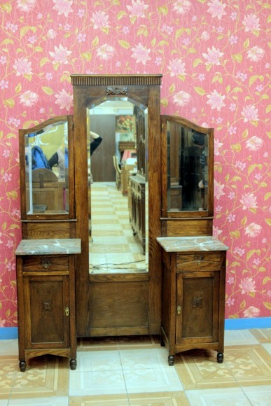 Старинное дубовое трюмо с двумя тумбочками .Европа. Начало 20 века