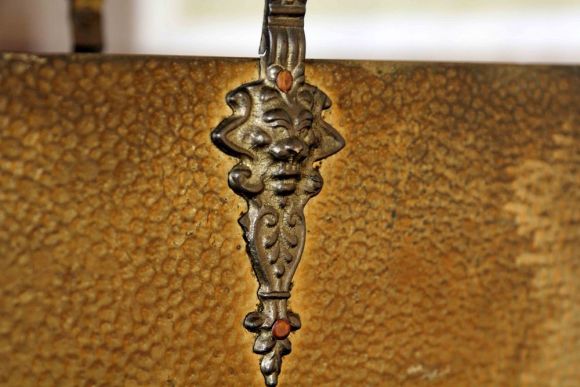 Прекрасная старинная латунная дровница на  ножках.Начало 20 века