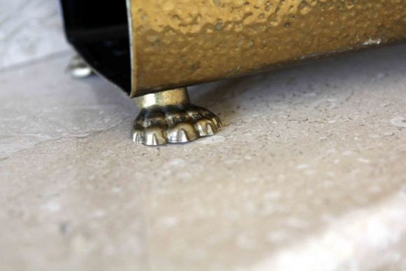 Прекрасная старинная латунная дровница на  ножках.Начало 20 века