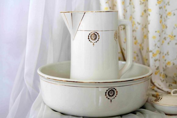 Антикварный набор для интерьера ванной