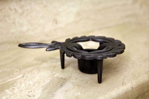 Антикварная подставка для свечи из чугуна. Япония