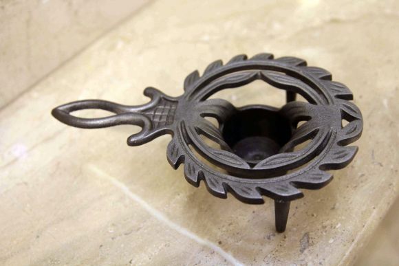 Антикварная подставка для свечи из чугуна. Япония