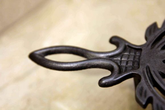 Антикварная подставка для свечи из чугуна. Япония