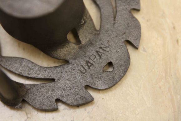 Антикварная подставка для свечи из чугуна. Япония