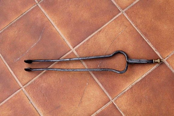 Старинные каминные щипцы с латунным наконечником