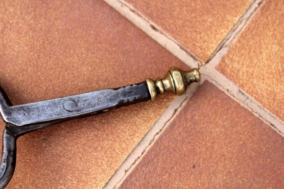 Старинные каминные щипцы с латунным наконечником