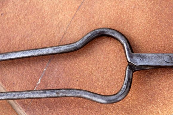 Старинные каминные щипцы с латунным наконечником