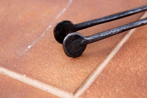 Старинные каминные щипцы с латунным наконечником