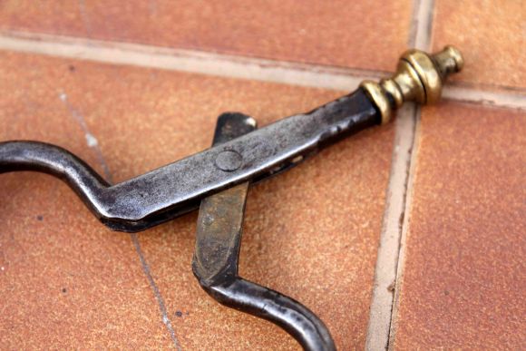 Старинные каминные щипцы с латунным наконечником
