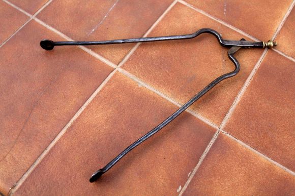 Старинные каминные щипцы с латунным наконечником