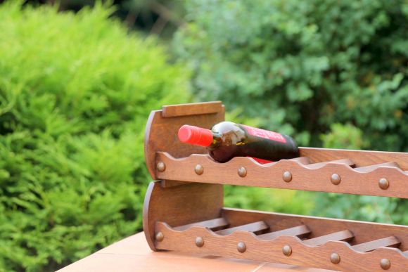 Дубовые подставки под бутылки в винный погреб