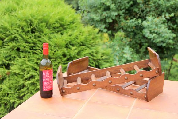 Дубовые подставки под бутылки в винный погреб