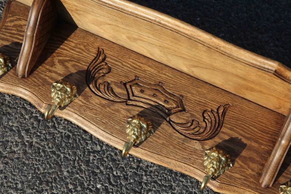 Царская полка с крючками львами