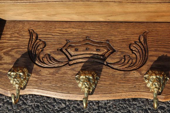 Царская полка с крючками львами