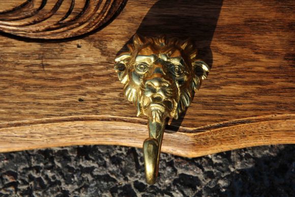 Царская полка с крючками львами